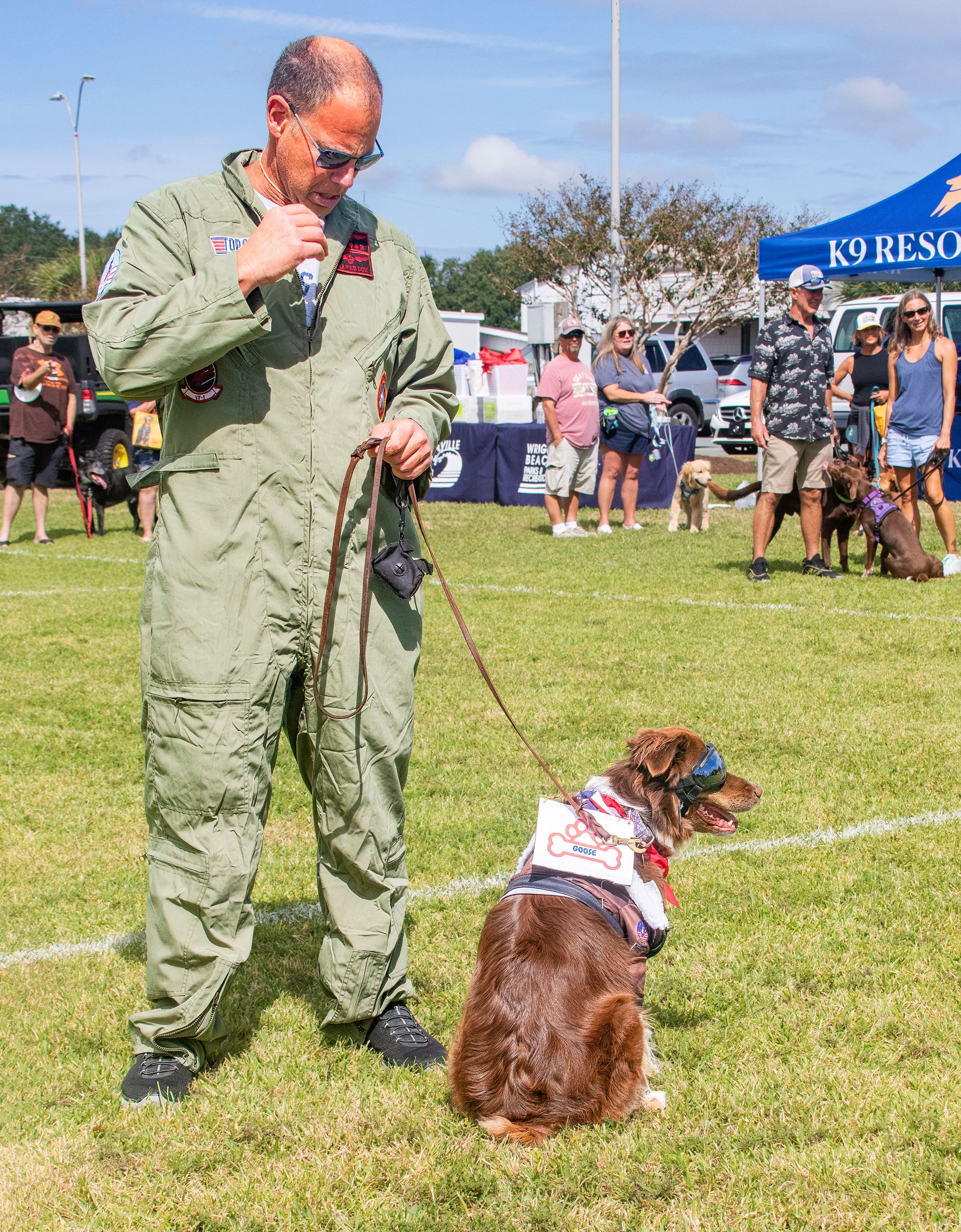 DogDressingCompete_100425-8-1